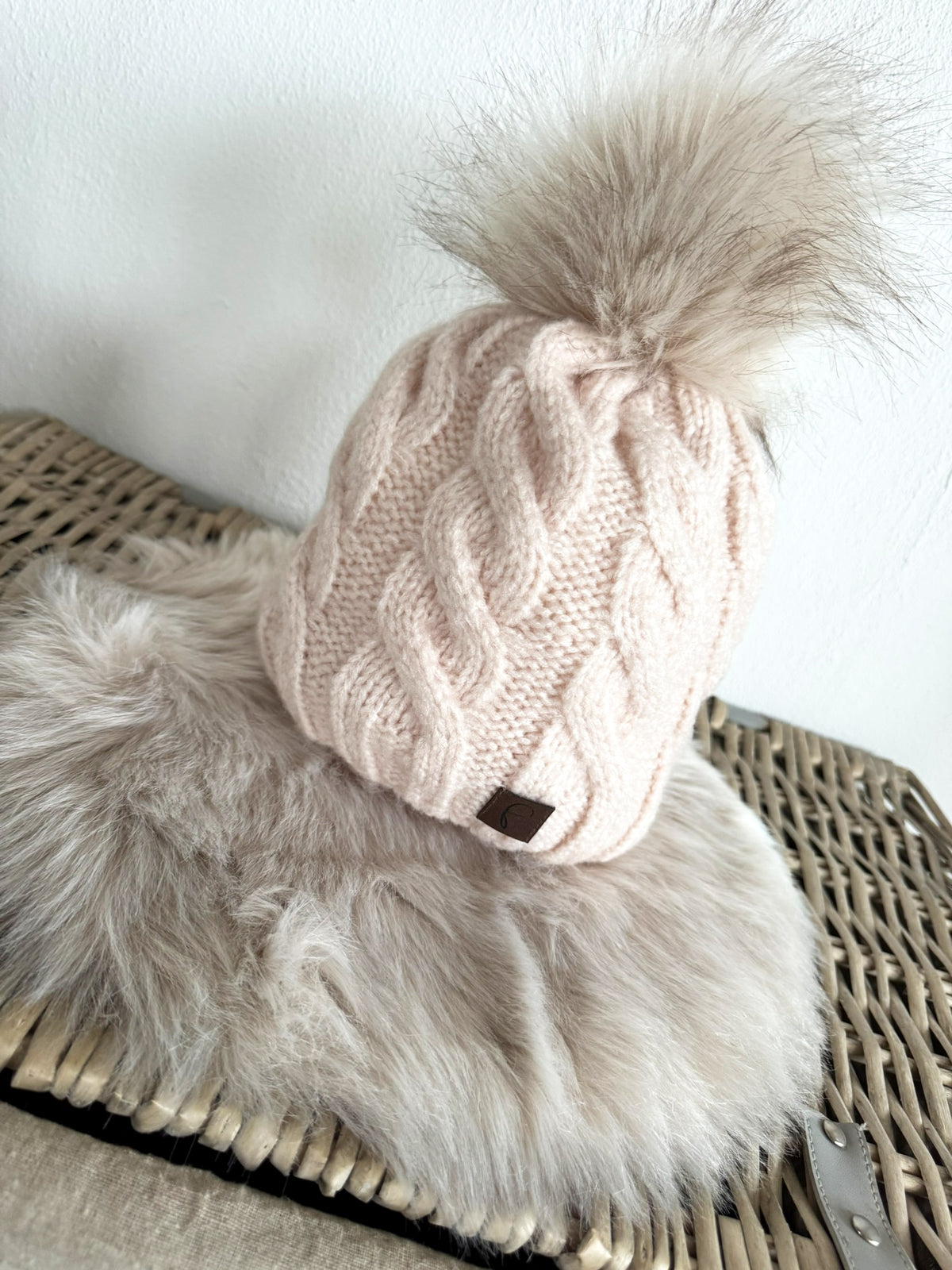 Bommel Mütze mit Zopfmuster