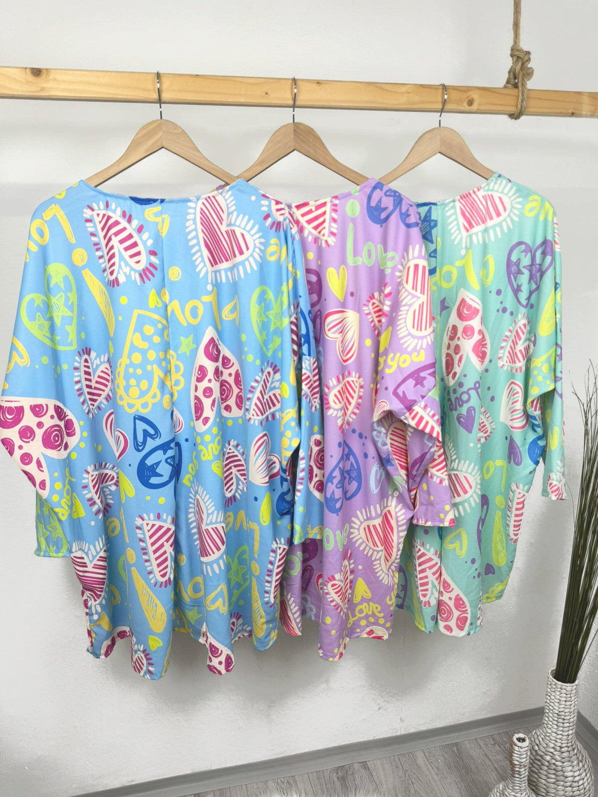 Shirt Herz und LOVE Motiv in blau flieder und mint Gr.48-54 - Uhlala Fashionstore