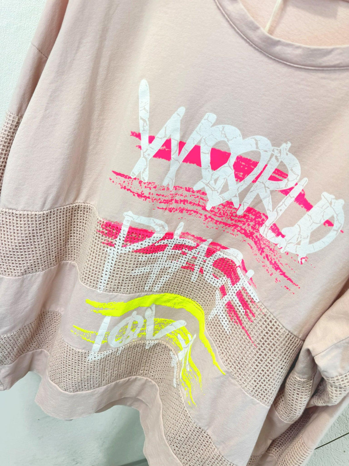 Sweatshirt mit Netzeinsatz und Schrift in beige weiß rosa schwarz Gr.44-48 - Uhlala Fashionstore