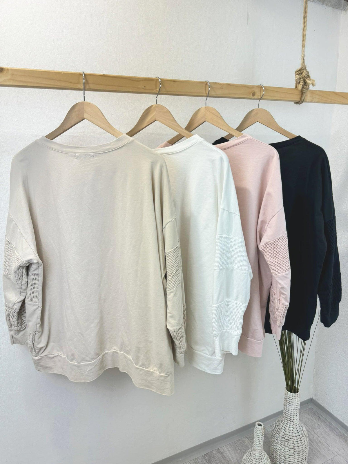 Sweatshirt mit Netzeinsatz und Schrift in beige weiß rosa schwarz Gr.44-48 - Uhlala Fashionstore