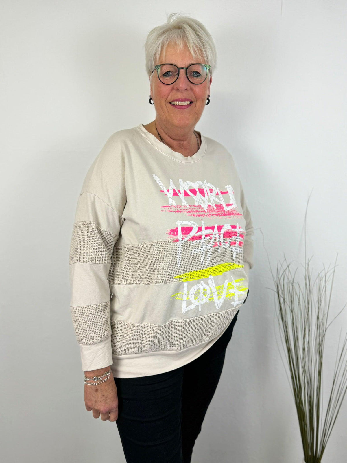 Sweatshirt mit Netzeinsatz und Schrift in beige weiß rosa schwarz Gr.44-48 - Uhlala Fashionstore
