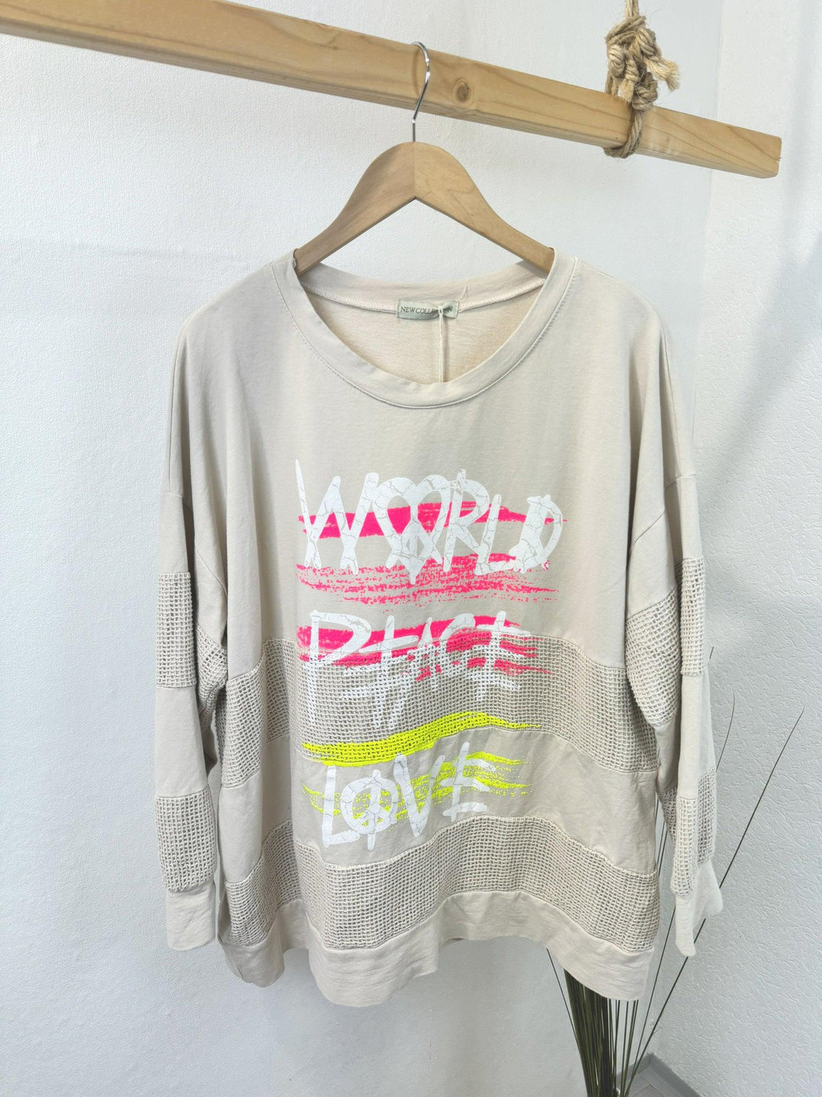 Sweatshirt mit Netzeinsatz und Schrift in beige weiß rosa schwarz Gr.44-48 - Uhlala Fashionstore