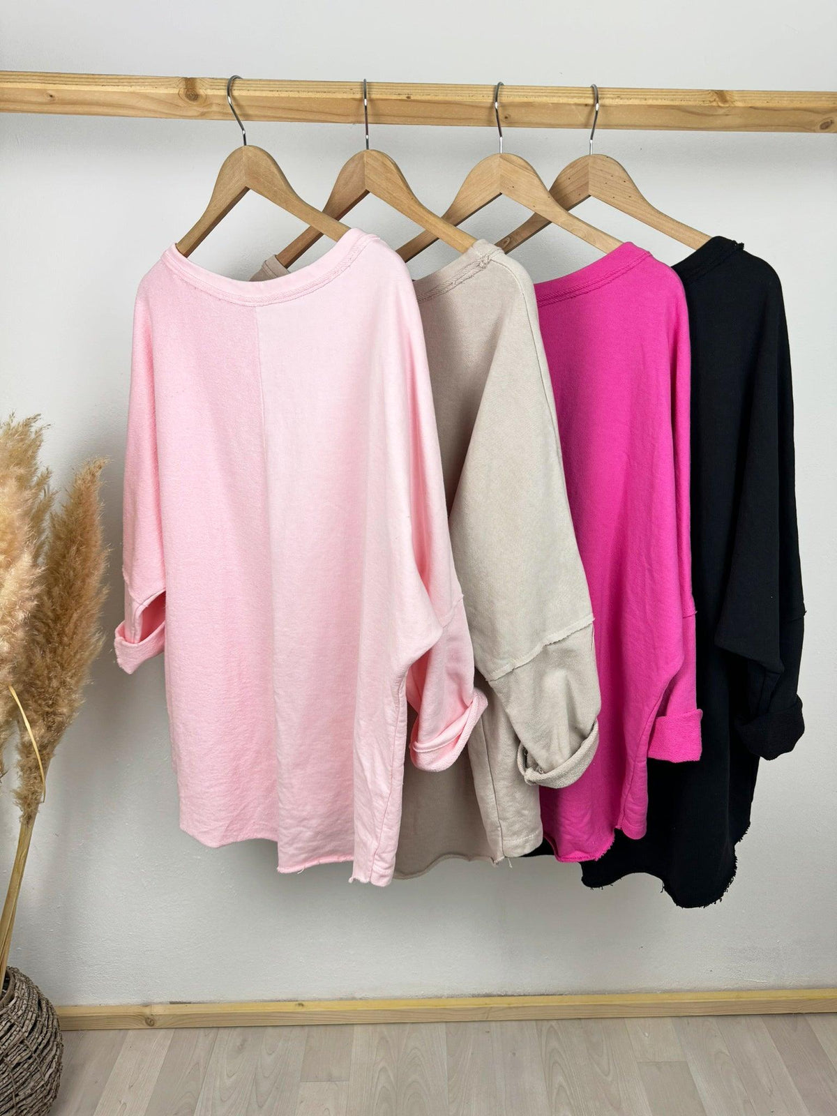 Sweatshirt mit Blumen Print in rosa beige pink und schwarz Gr.46-50 - Uhlala Fashionstore